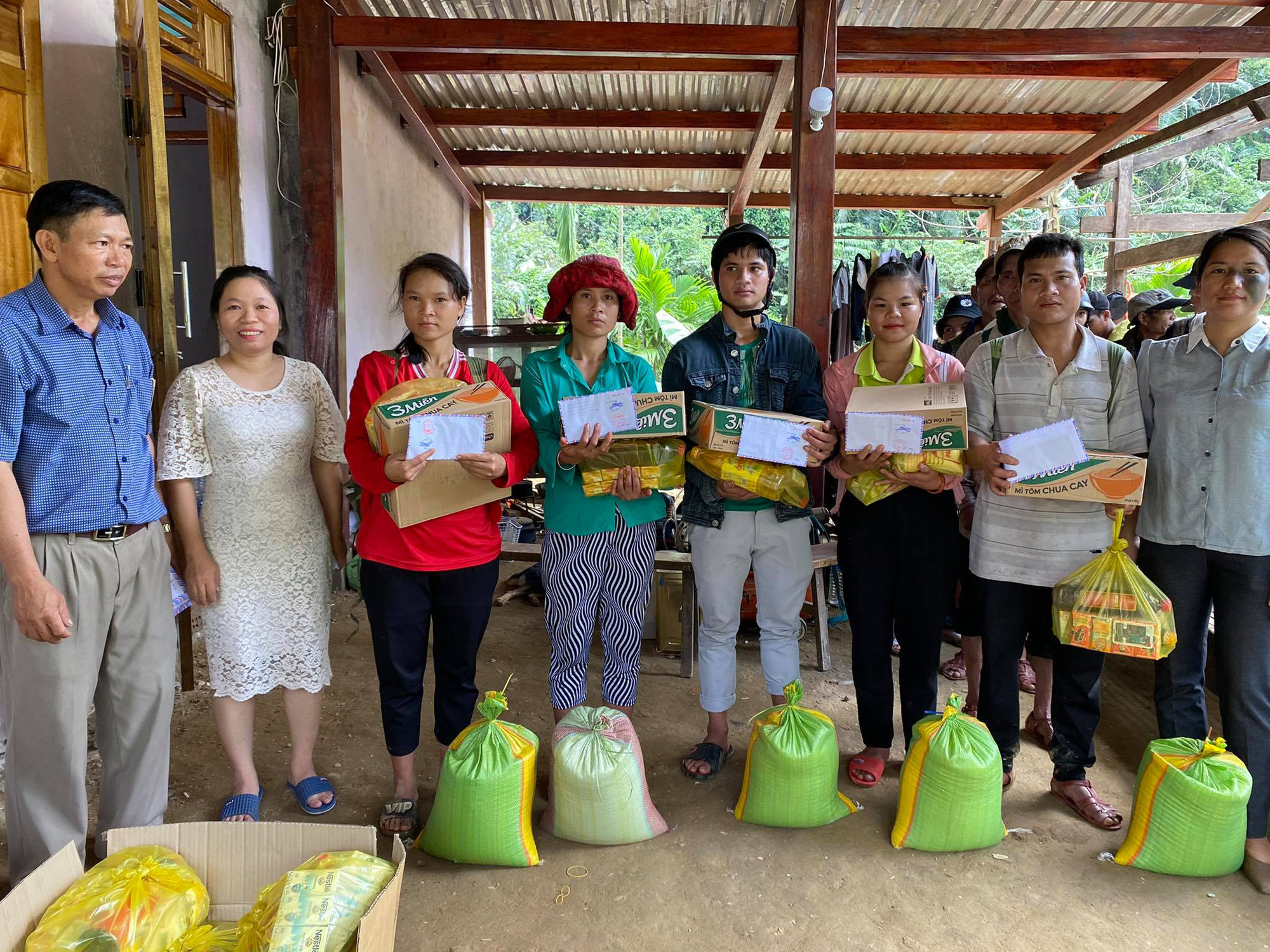 Nhiều tấm lòng đến với bà con Nam Trà My sau thảm họa lở núi