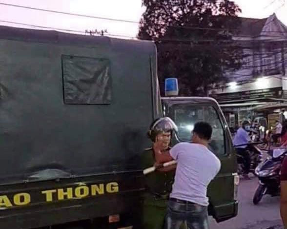 Ba thanh niên xin bỏ qua không được, liền tấn công cảnh sát giao thông