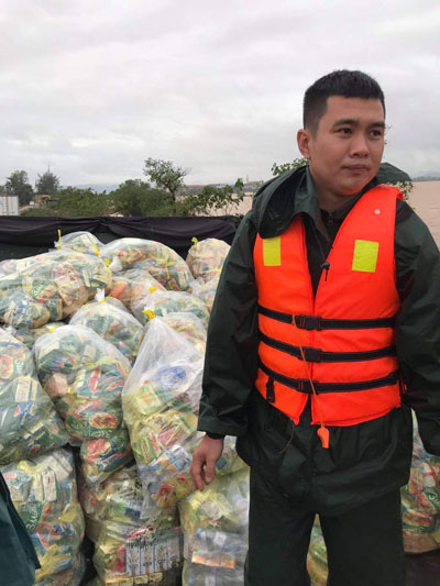 NHỮNG NGƯỜI THẦY KH&Ocirc;NG CHỈ GIEO CHỮ: Thầy gi&aacute;o trẻ cứu người trong lũ dữ - Ảnh 1.