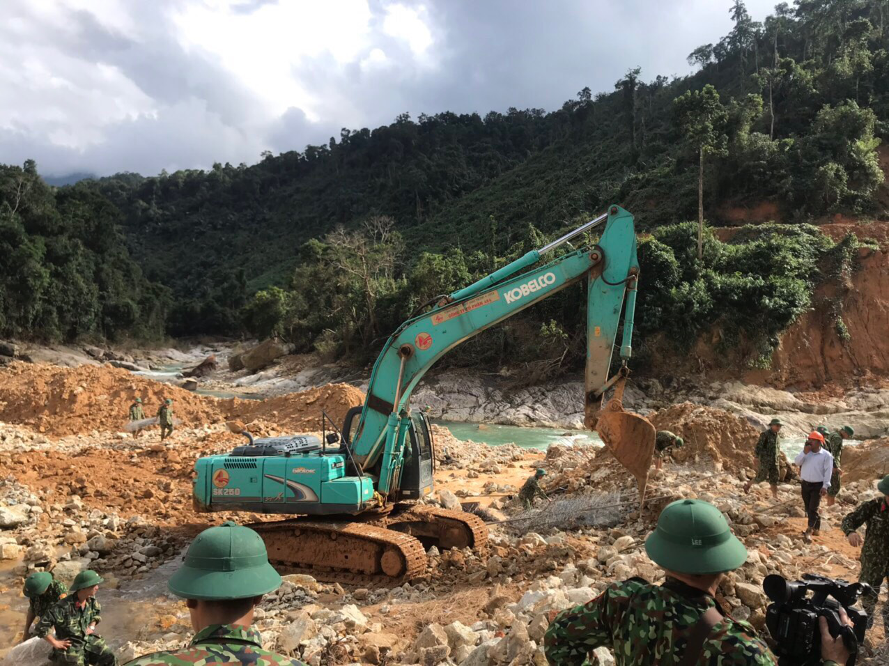 Bắt đầu nắn dòng Rào Trăng để tìm 12 công nhân mất tích