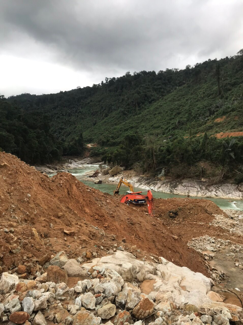 Bắt đầu nắn dòng Rào Trăng để tìm 12 công nhân mất tích - Ảnh 3.