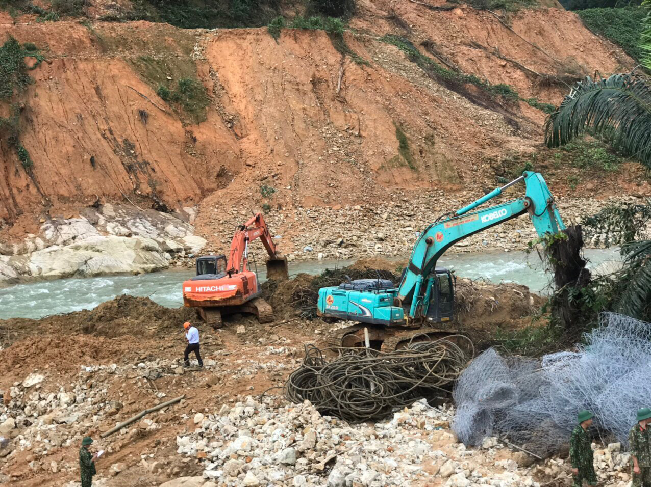 Bắt đầu nắn dòng Rào Trăng để tìm 12 công nhân mất tích - Ảnh 2.