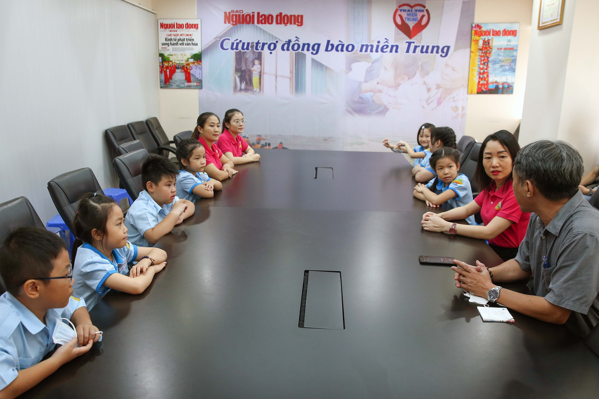 Đoàn học sinh Trường Tiểu học Lê Ngọc Hân đến Báo Người Lao Động ủng hộ Trái tim miền Trung - Ảnh 1.