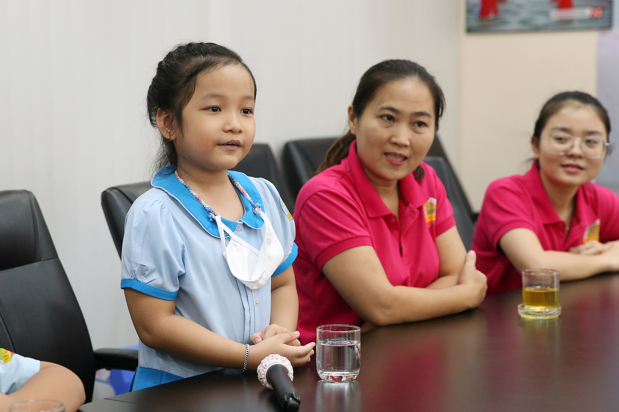 Đoàn học sinh Trường Tiểu học Lê Ngọc Hân đến Báo Người Lao Động ủng hộ Trái tim miền Trung - Ảnh 2.