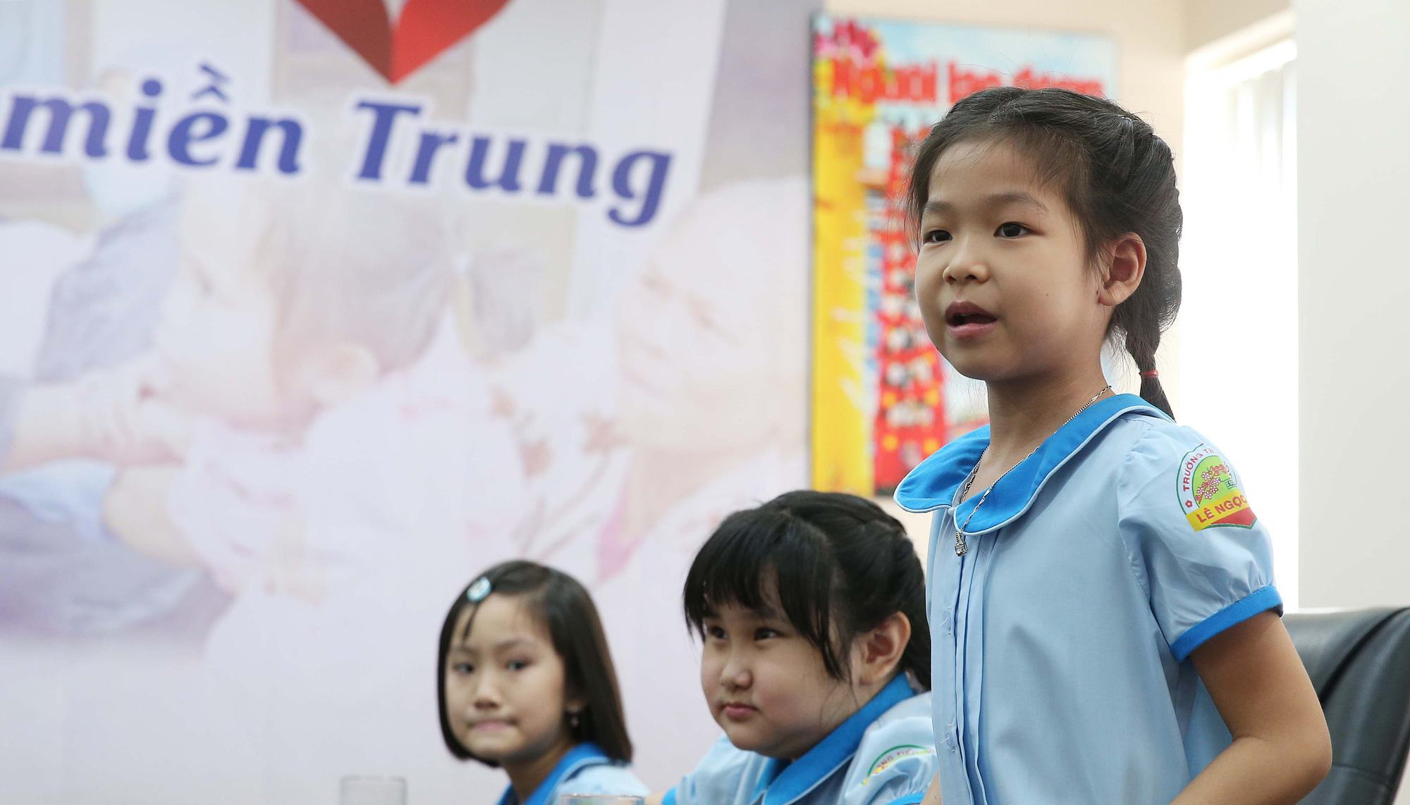 Đoàn học sinh Trường Tiểu học Lê Ngọc Hân đến Báo Người Lao Động ủng hộ "Trái tim miền Trung"