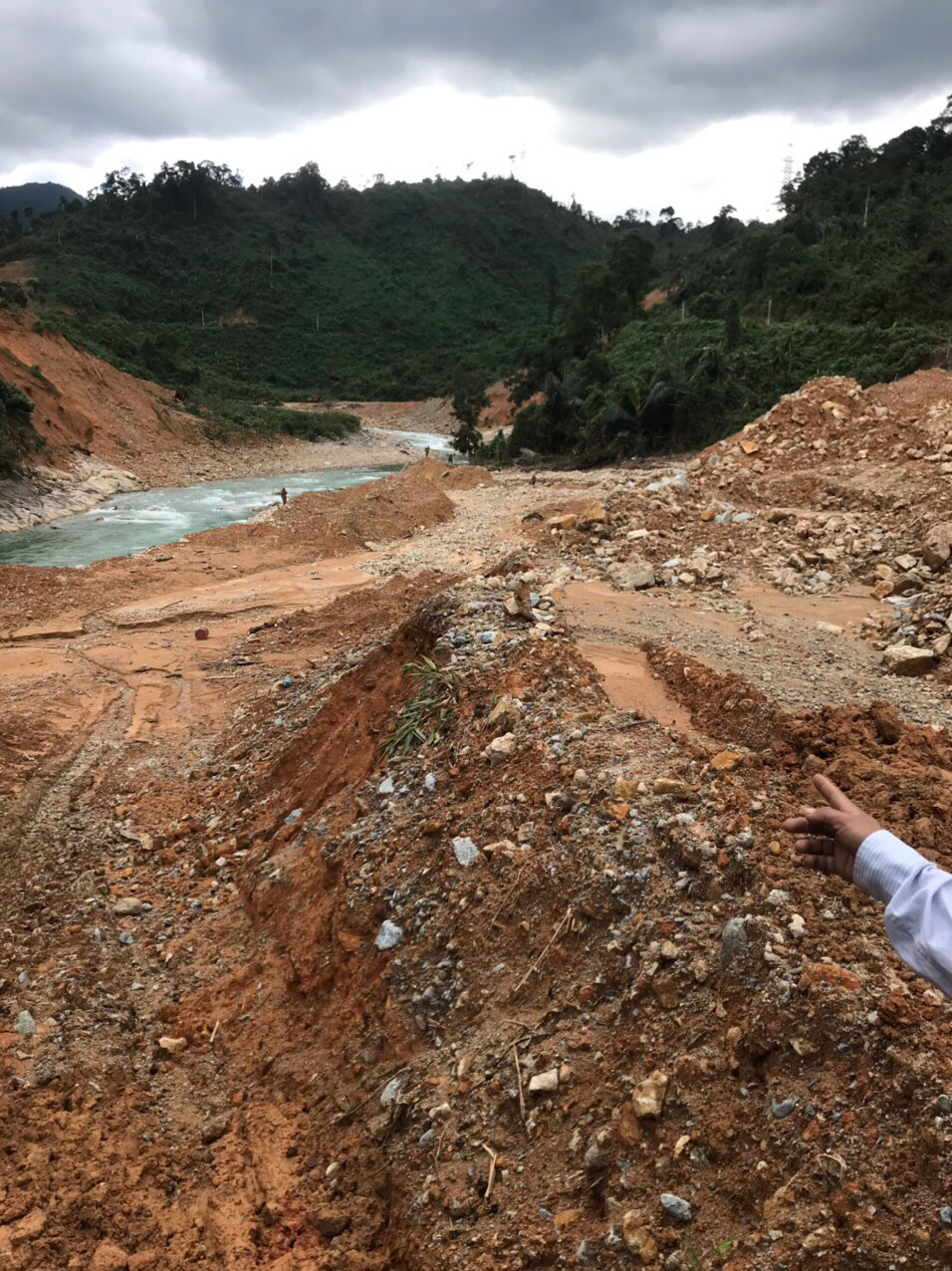 Bắt đầu nắn dòng Rào Trăng để tìm 12 công nhân mất tích - Ảnh 4.