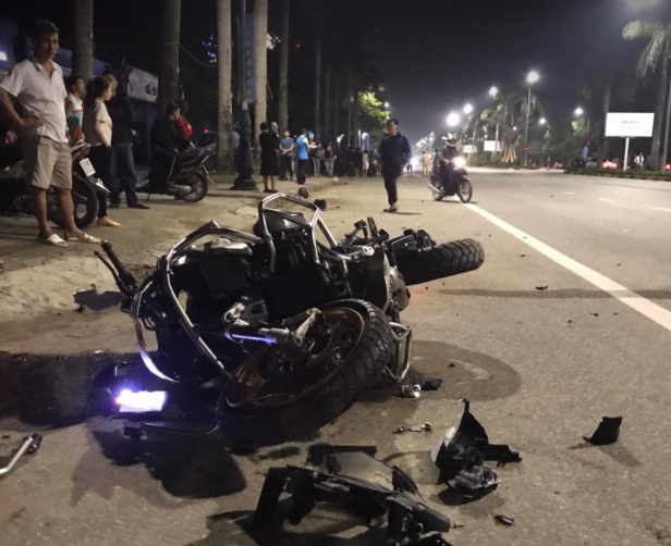 CLIP: &ldquo;Si&ecirc;u m&ocirc;t&ocirc; BMW t&ocirc;ng xe m&aacute;y văng gần 100 m, 3 người thương vong - Ảnh 1.