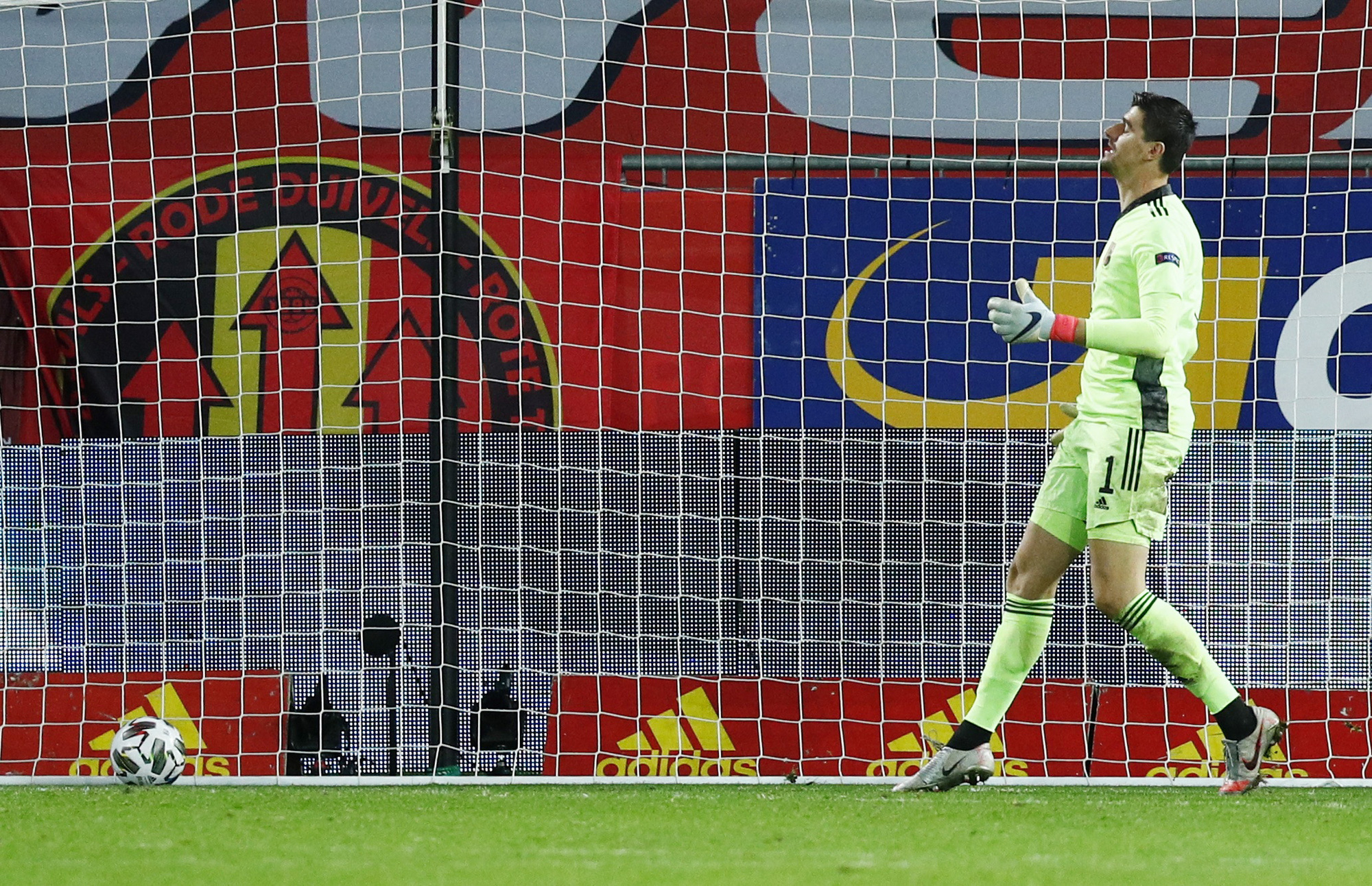 Người nhện Courtois phá lưới nhà, Bỉ vượt Đan Mạch giành vé vàng bán kết - Ảnh 5.
