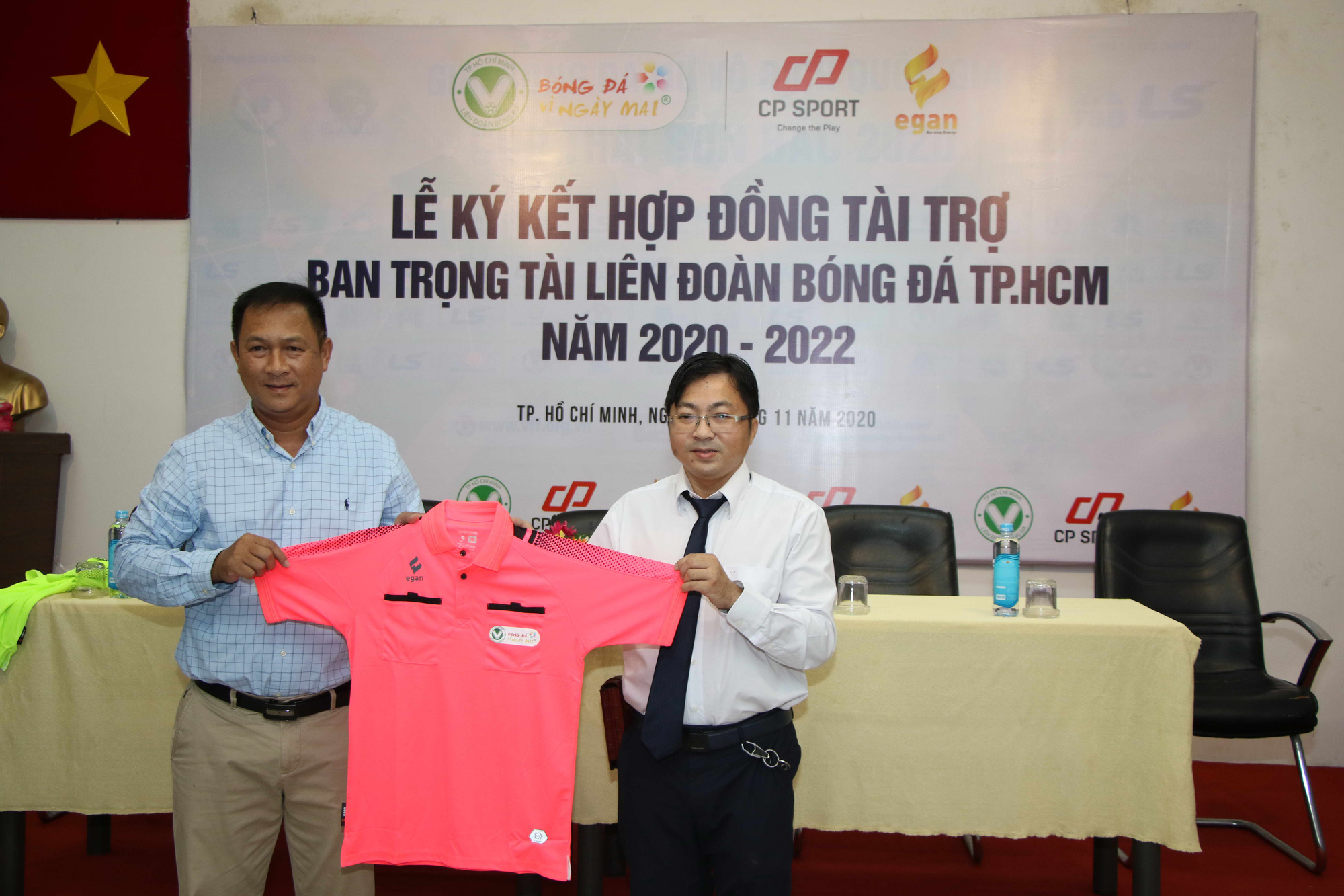 Trọng tài TP HCM có trang phục thể thao "chất"