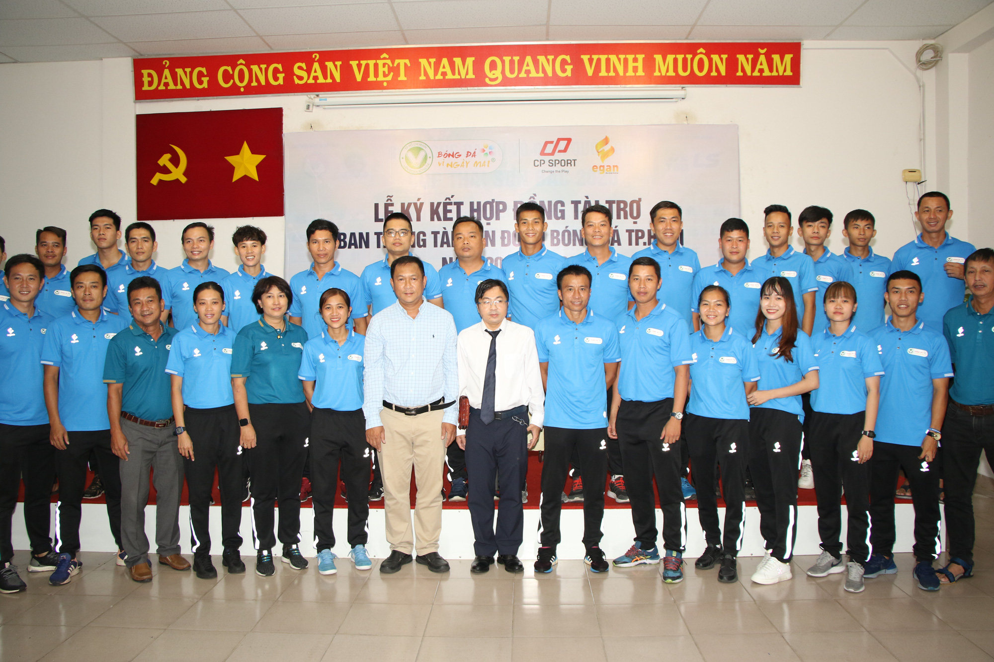 Trọng tài TP HCM có trang phục thể thao chất - Ảnh 1.