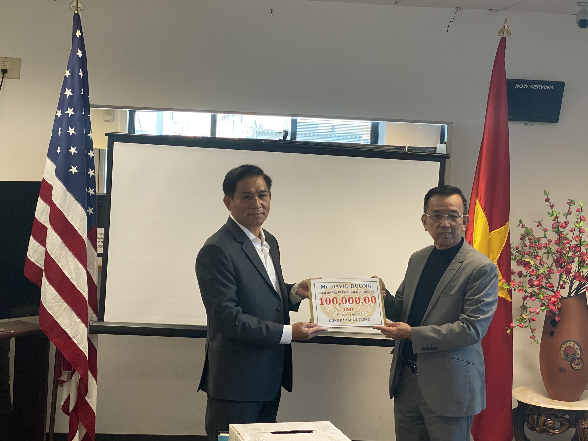 Doanh nh&acirc;n David Dương sẻ chia với đồng b&agrave;o miền Trung