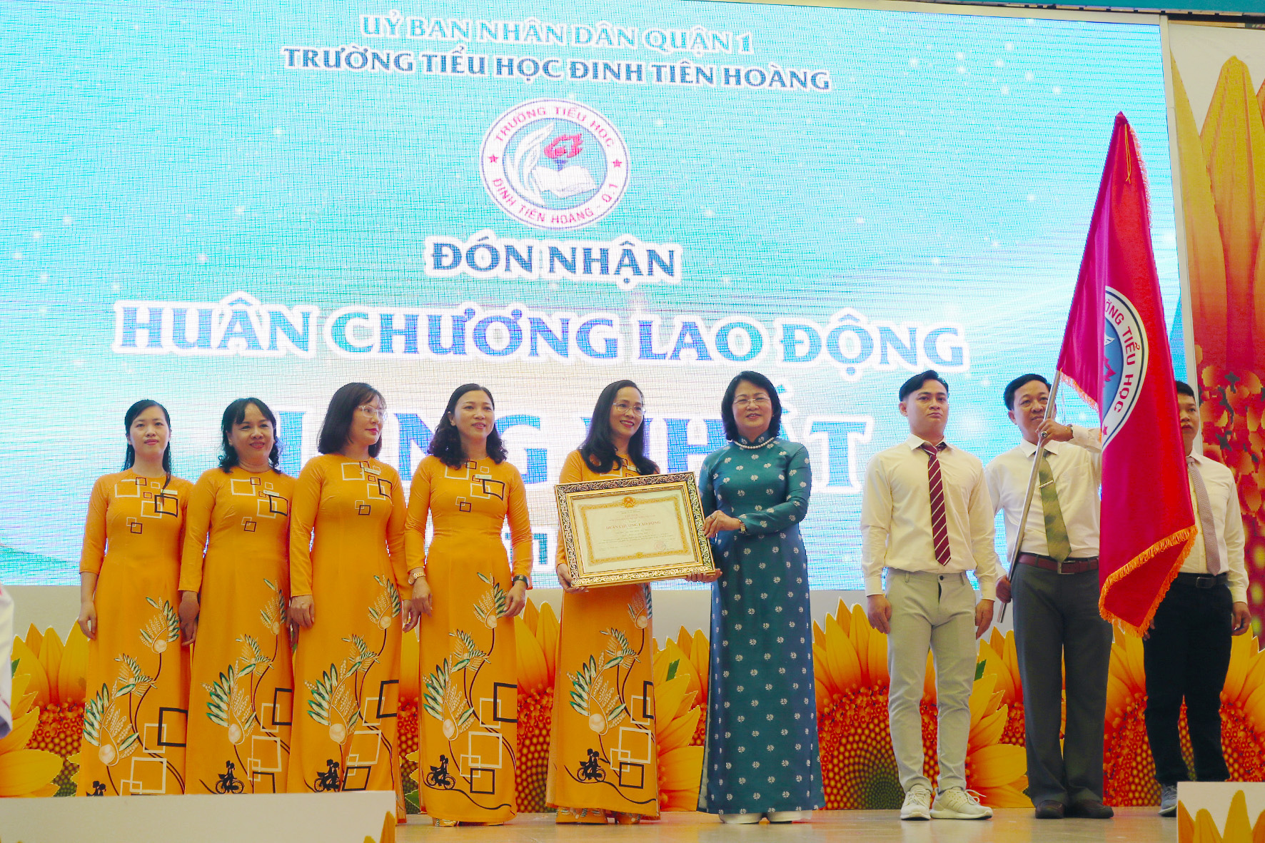 TP HCM: Trường Tiểu học Đinh Tiên Hoàng đón nhận Huân chương Lao động hạng Nhất