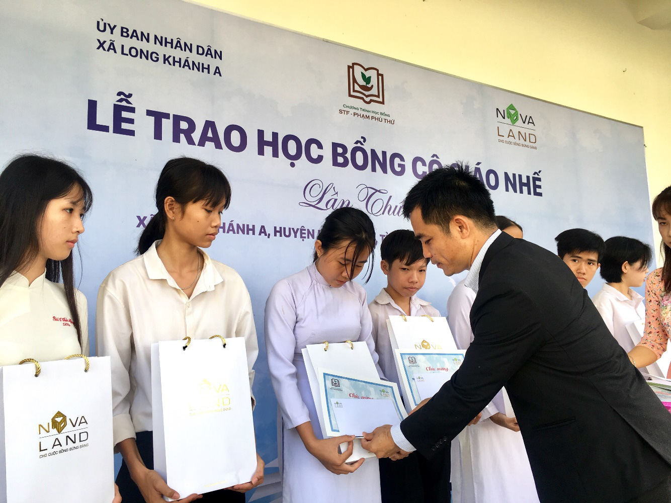 Nhẹ bớt lo toan nhờ có học bổng cô giáo Nhế - Ảnh 2.