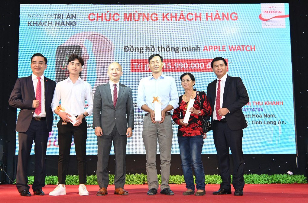 &Ocirc; t&ocirc; Honda Civic đ&atilde; được trao tận tay kh&aacute;ch h&agrave;ng Prudential - Ảnh 1.