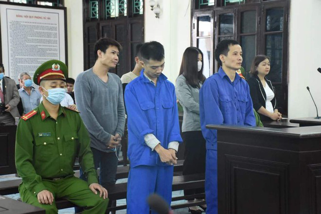 Vợ nguy&ecirc;n chủ tịch phường thu&ecirc; c&ocirc;n đồ h&agrave;nh hung c&aacute;n bộ tư ph&aacute;p lĩnh &aacute;n - Ảnh 2.