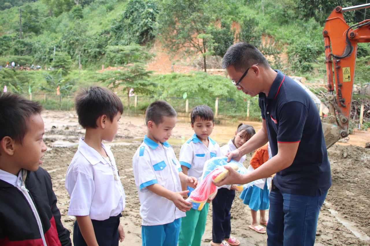 Nhiều tấm l&ograve;ng đến với b&agrave; con Nam Tr&agrave; My sau thảm họa lở n&uacute;i - Ảnh 3.