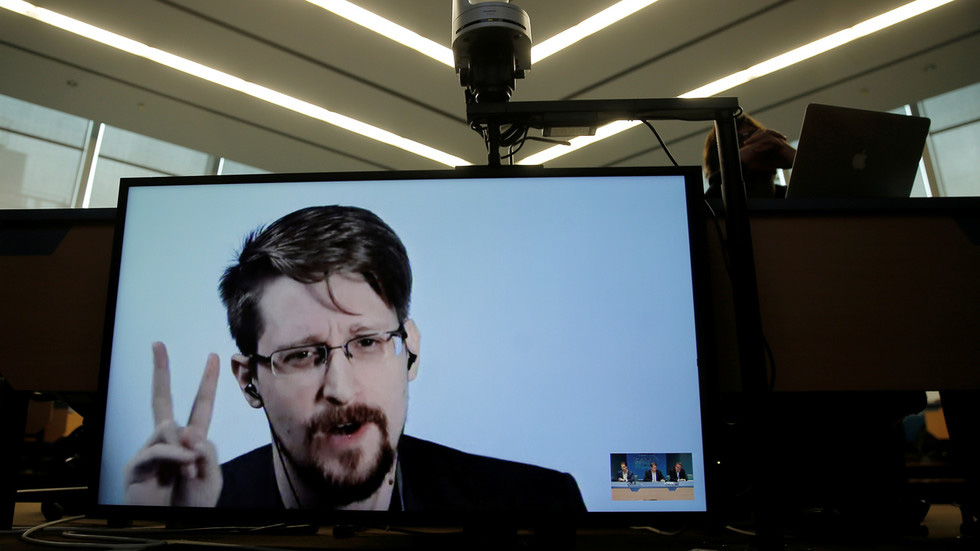 "Người thổi còi" Snowden xin nhập tịch Nga để… đời con bớt khổ