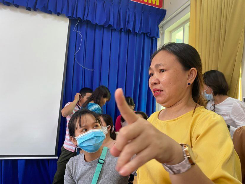 Phụ huynh bật kh&oacute;c khi chứng kiến bữa ăn b&aacute;n tr&uacute;: Hiệu trưởng khẳng định kh&ocirc;ng c&oacute; lợi &iacute;ch n&agrave;o - Ảnh 1.
