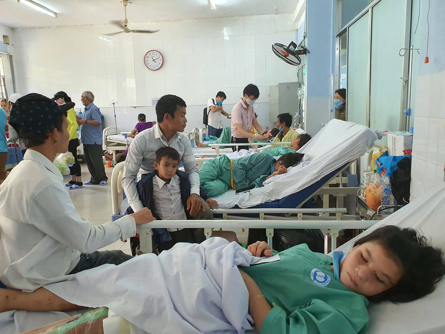 Thứ trưởng Bộ Y tế động viên nạn nhân vụ sạt lở Trà Leng - Ảnh 3.