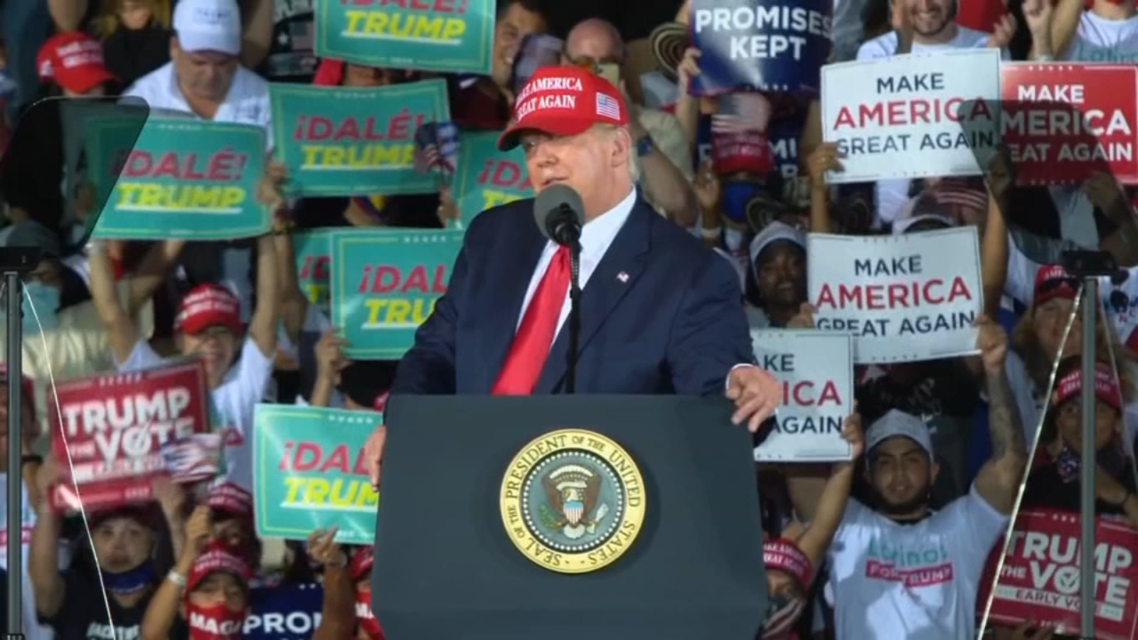 Đang chạy nước rút, Tổng thống Trump vẫn không tha bác sĩ Fauci
