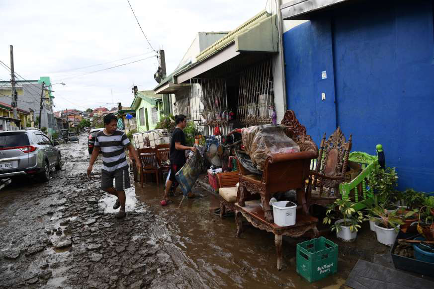 Tổng thống Philippines đáp máy bay tới vùng bị thiệt hại bởi siêu bão Goni