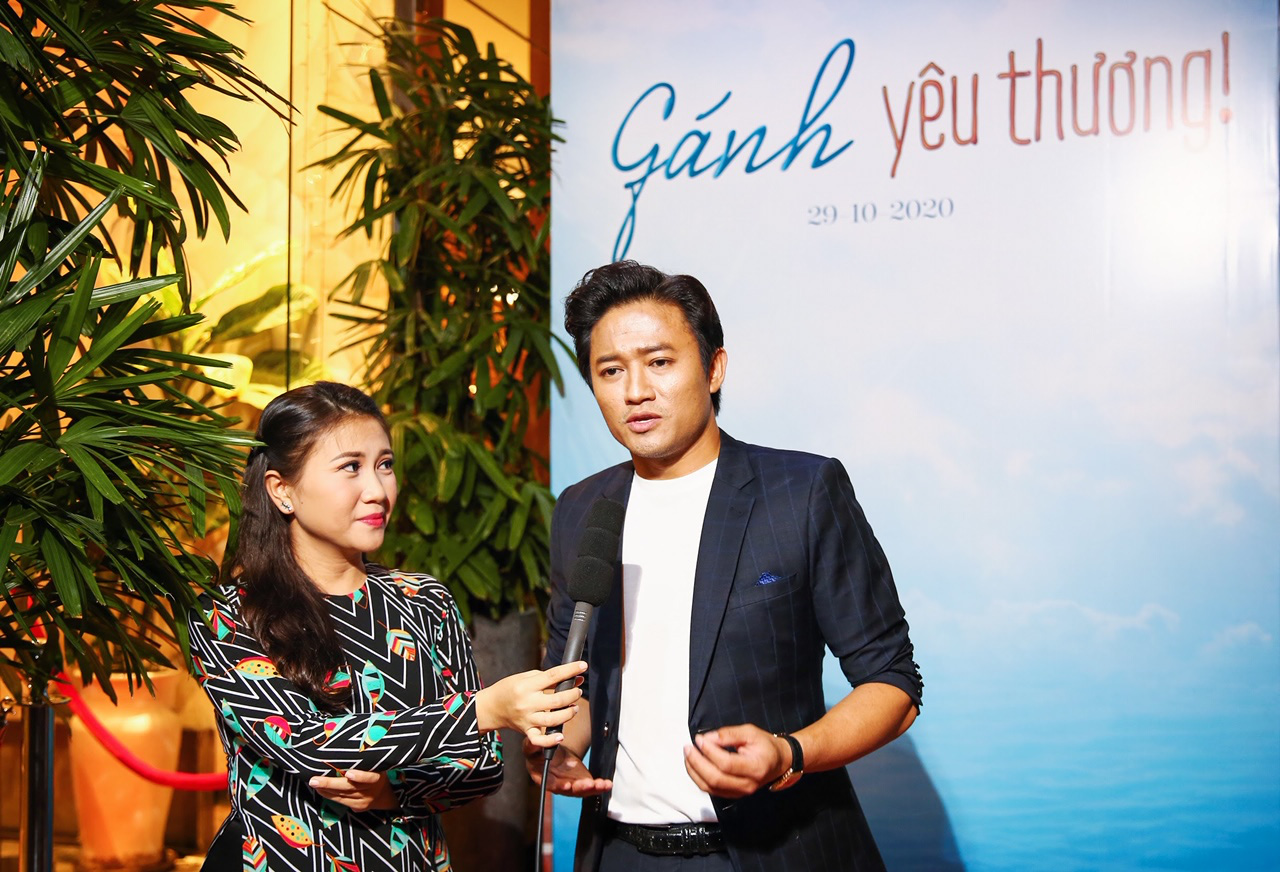 Qu&yacute; B&igrave;nh vận động hơn 1 tỉ đồng trong đ&ecirc;m nhạc G&aacute;nh y&ecirc;u thương - Ảnh 2.