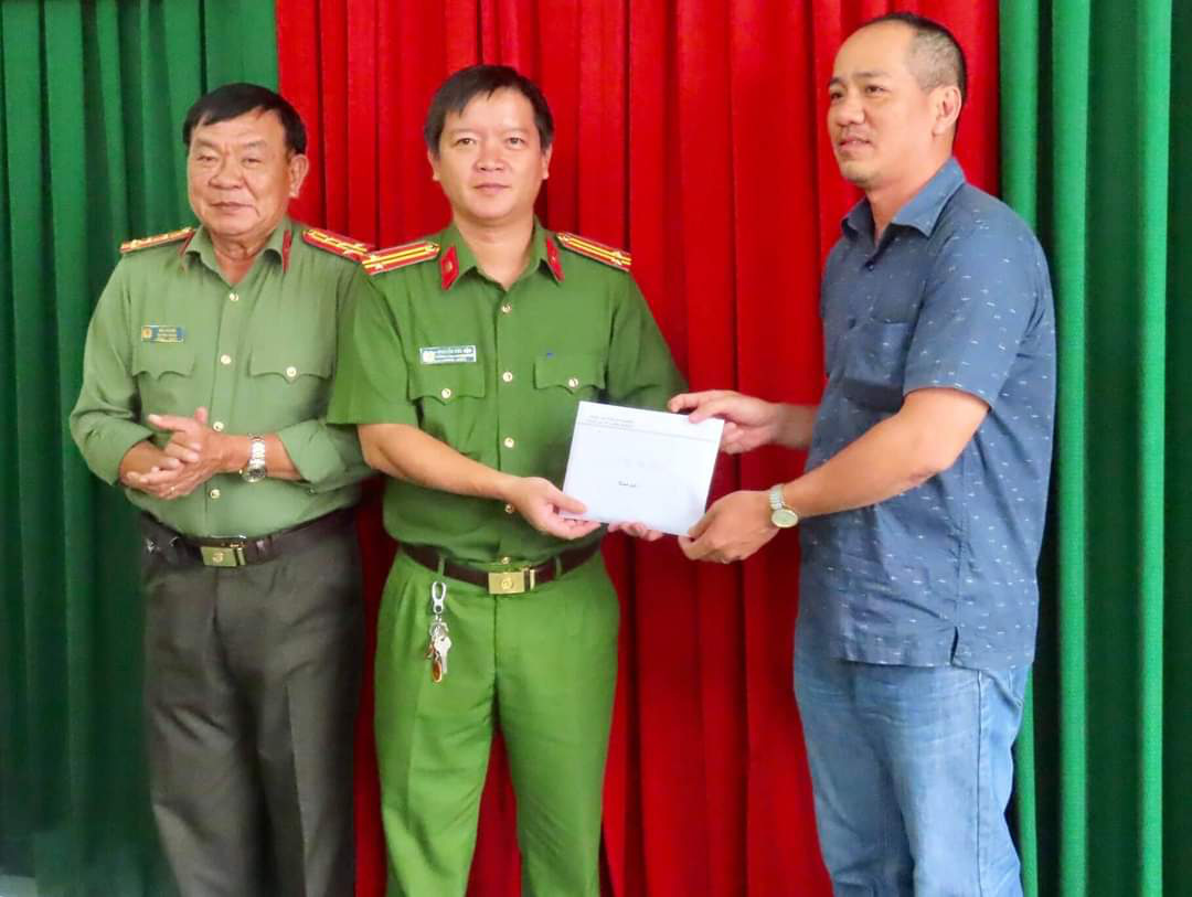 Giám đốc Công an An Giang vận động gây quỹ hỗ trợ người bị tai nạn giao thông - Ảnh 2.