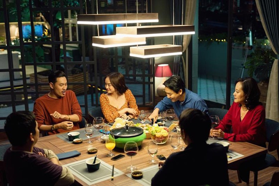 &ldquo;Tiệc trăng m&aacute;u&rdquo; gặt h&aacute;i doanh thu hơn 90 tỉ đồng  - Ảnh 1.