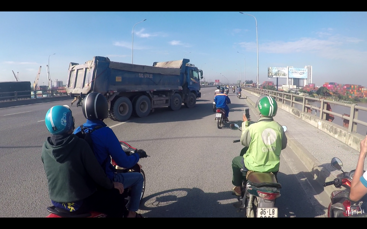 T&agrave;i xế xe ben &ldquo;đi&ecirc;n cuồng&rdquo; h&uacute;c xe CSGT khi bị y&ecirc;u cầu dừng xe - Ảnh 5.