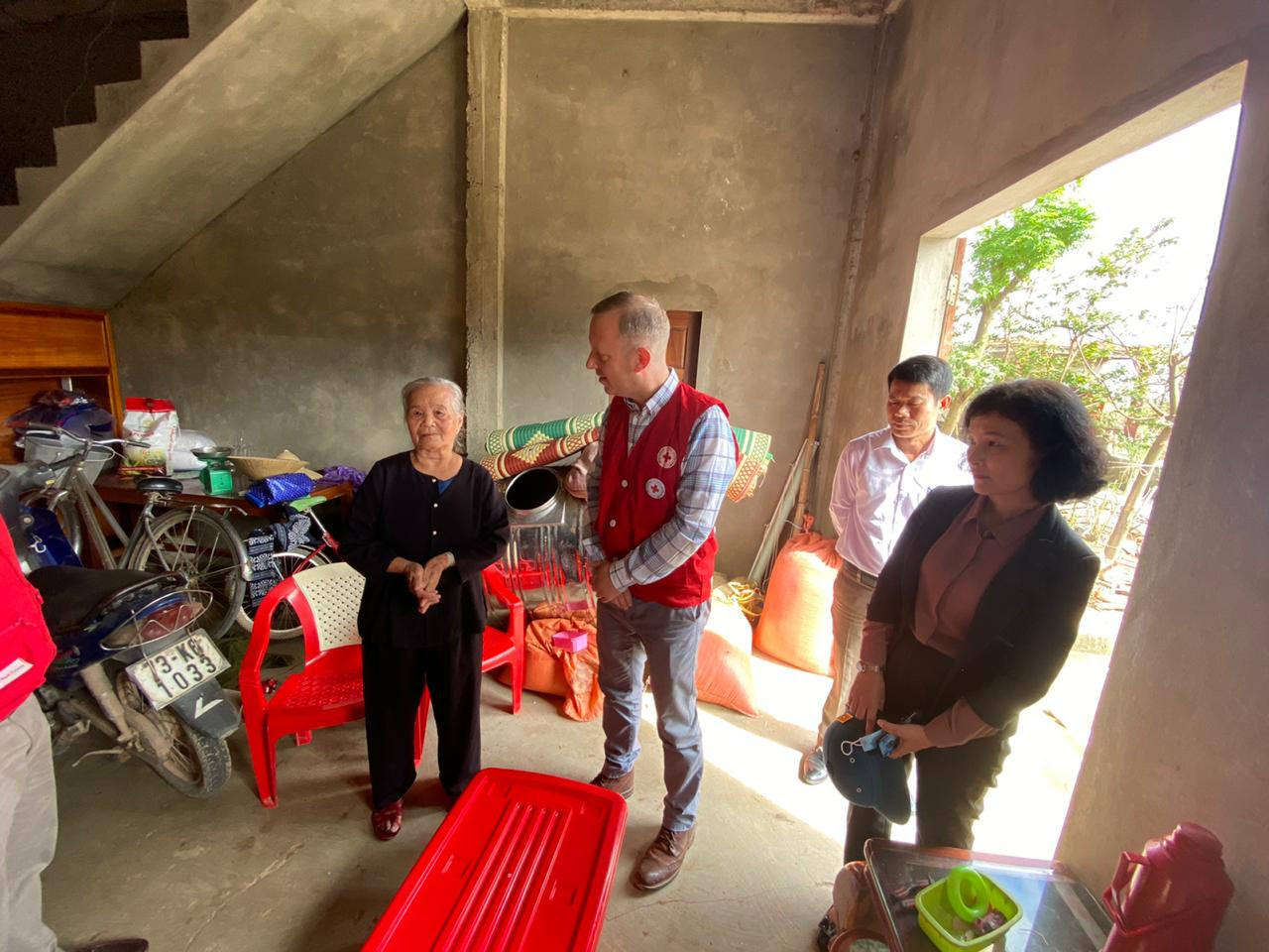 Đại sứ Anh thăm, tặng quà bà con vùng lũ Quảng Bình - Ảnh 4.