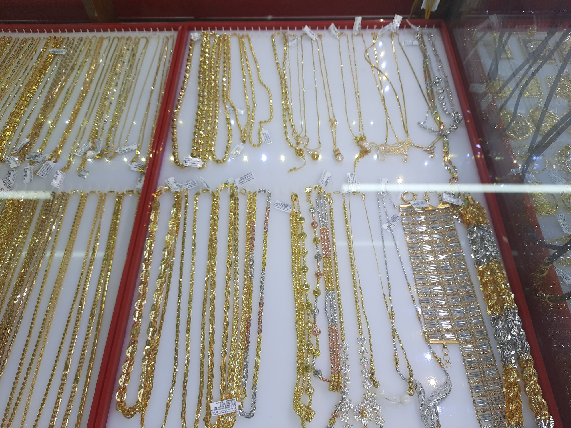 Giá vàng hôm nay 20-11: Liên tiếp bị nhấn chìm, giới đầu tư bán hơn 43 tấn vàng