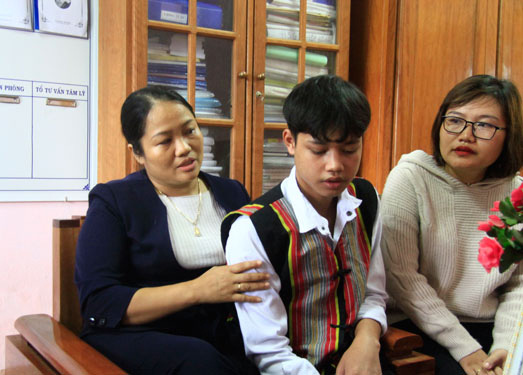 NHỮNG NGƯỜI THẦY KHÔNG CHỈ "GIEO CHỮ": Xoa dịu nỗi đau học trò nghèo Phước Sơn
