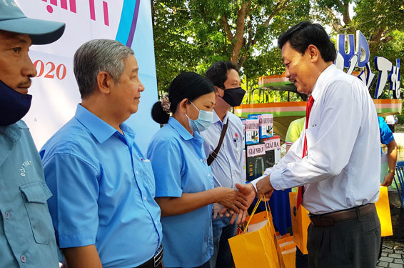 Tiếp sức công nhân vượt khó