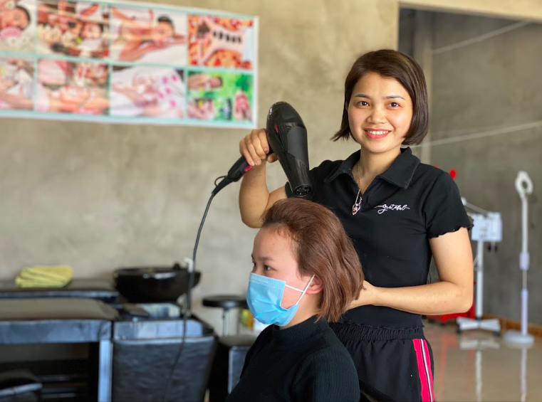 Trao chứng chỉ kho&aacute; học nghề t&oacute;c L&agrave;m đẹp để sống &ndash; Sống để l&agrave;m đẹp cho phụ nữ kh&oacute; khăn - Ảnh 1.