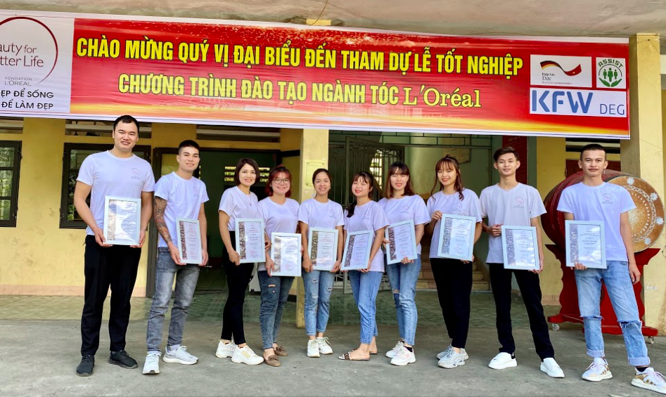 Trao chứng chỉ kho&aacute; học nghề t&oacute;c L&agrave;m đẹp để sống &ndash; Sống để l&agrave;m đẹp cho phụ nữ kh&oacute; khăn - Ảnh 3.