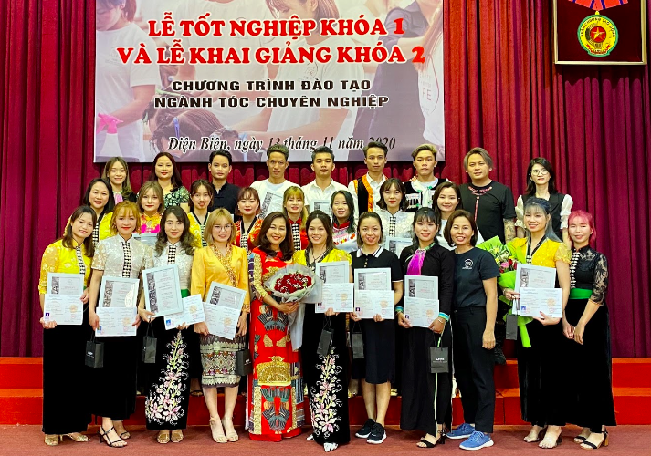 Trao chứng chỉ kho&aacute; học nghề t&oacute;c L&agrave;m đẹp để sống &ndash; Sống để l&agrave;m đẹp cho phụ nữ kh&oacute; khăn - Ảnh 2.