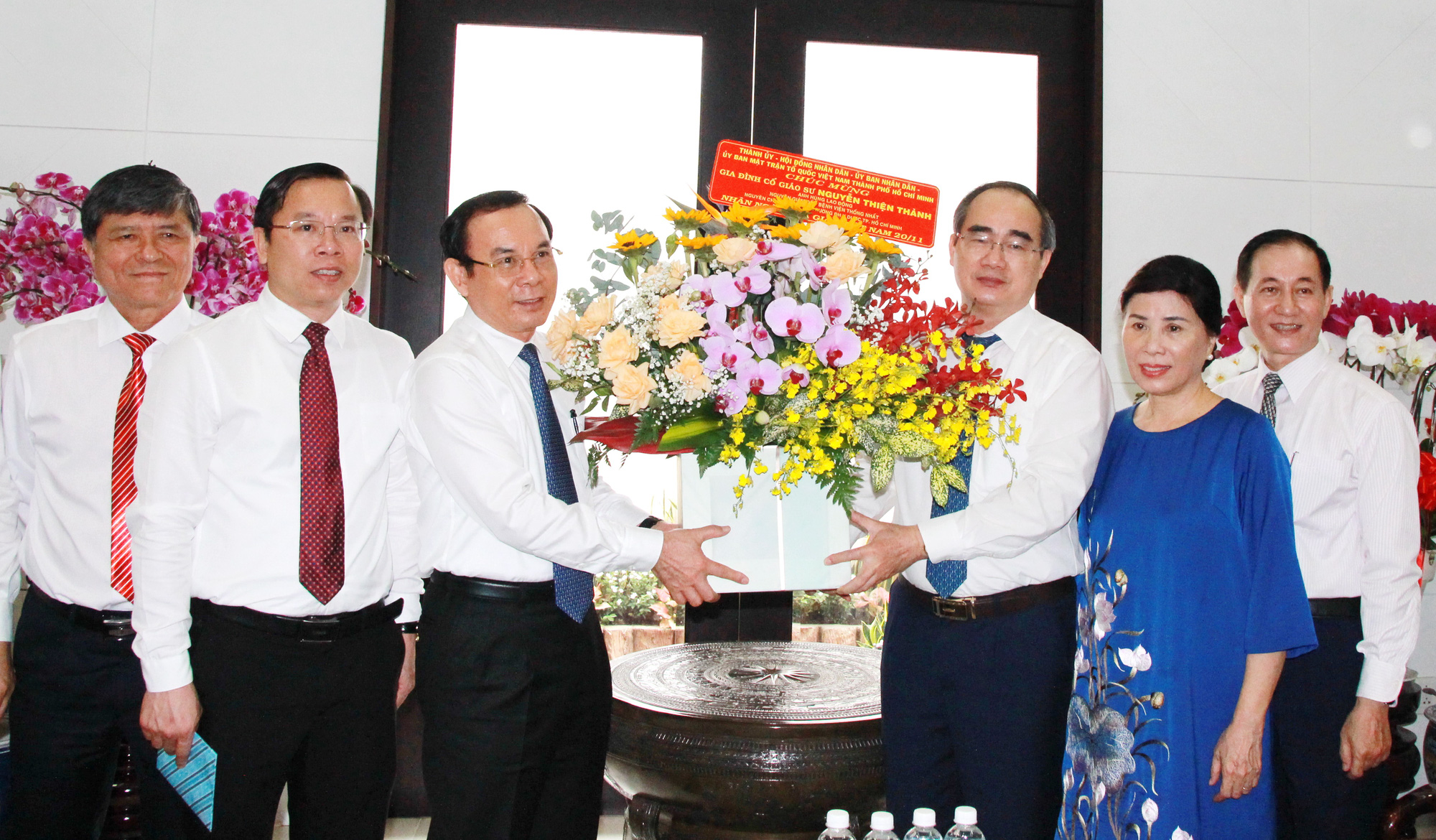 Bí thư Thành ủy TP HCM Nguyễn Văn Nên thăm nhà giáo, gia đình nhà giáo tiêu biểu - Ảnh 1.