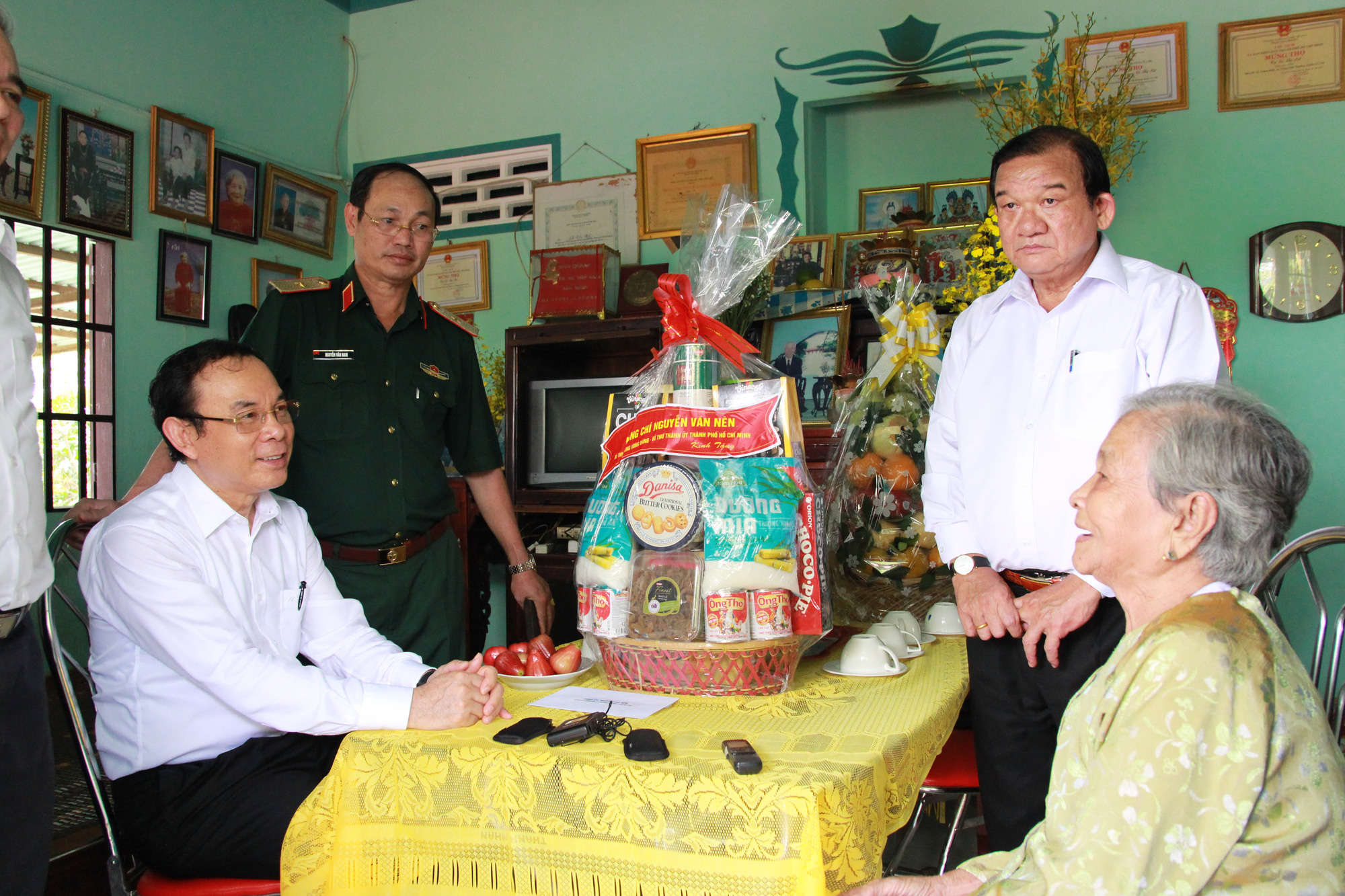 Bí thư Nguyễn Văn Nên viếng Đền Tưởng niệm liệt sĩ Bến Dược - Ảnh 3.