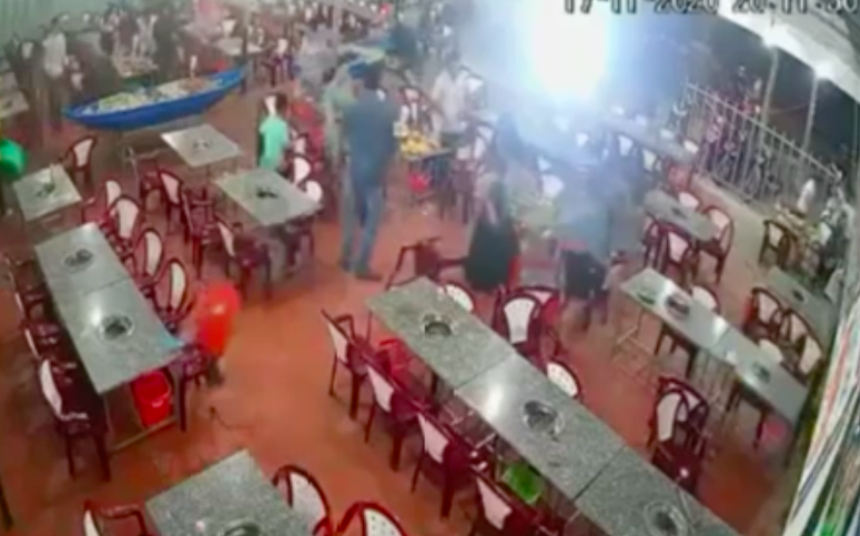 CLIP: Nh&oacute;m thanh thiếu ni&ecirc;n hung hăng v&agrave;o 2 qu&aacute;n ăn đập ph&aacute; t&agrave;i sản - Ảnh 2.
