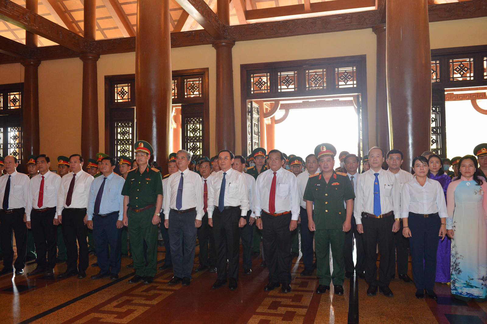 Bí thư Nguyễn Văn Nên viếng Đền Tưởng niệm liệt sĩ Bến Dược - Ảnh 2.