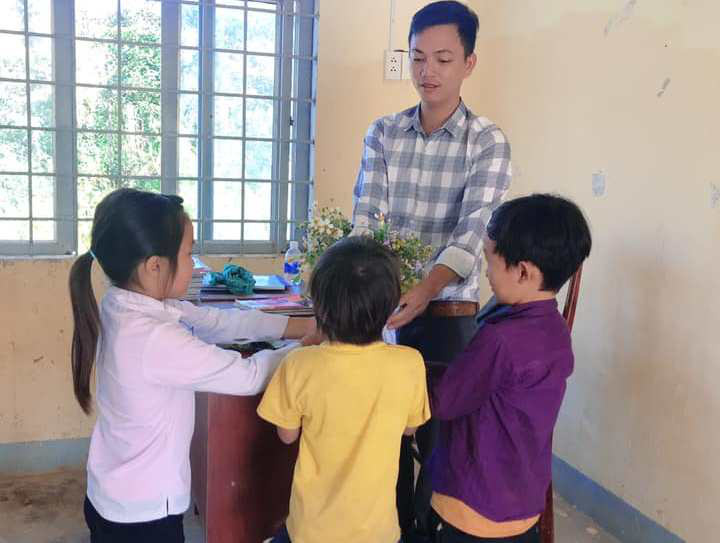 Xúc động những bó hoa dại tặng thầy cô nơi Cổng Trời - Ảnh 3.