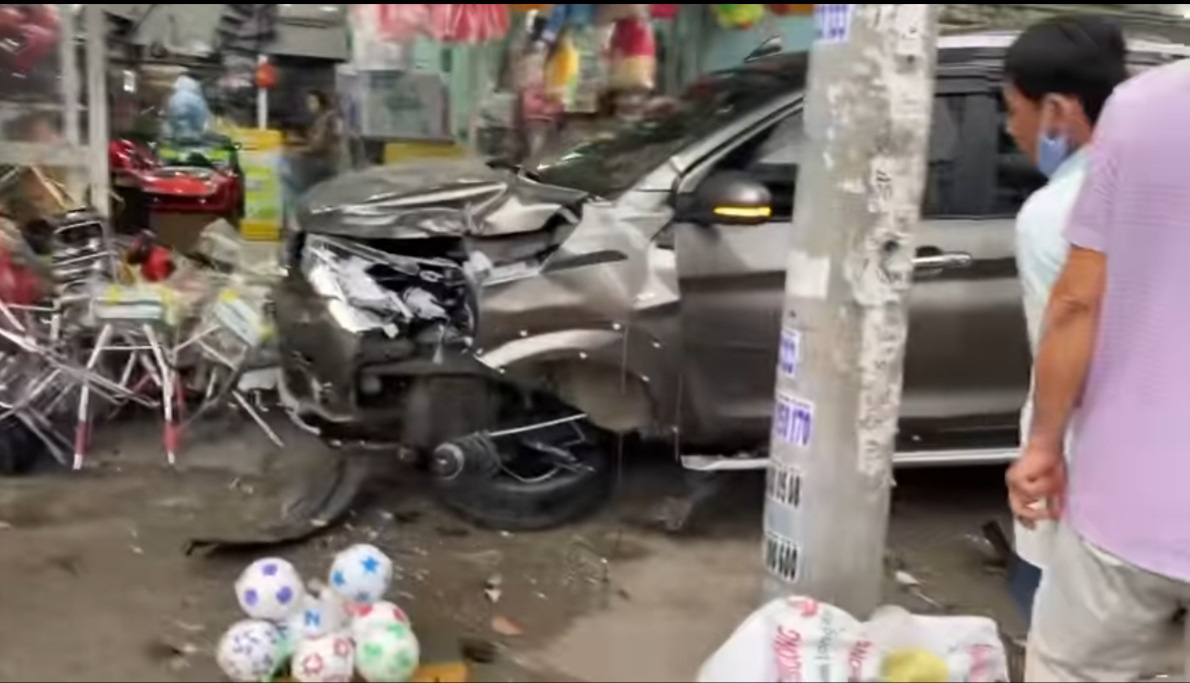 Xe 7 chỗ lùa 3 xe máy, lao vào cửa hàng ven đường ở quận 12