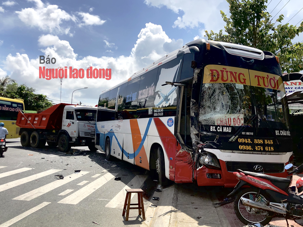 CLIP: Xe giường nằm va chạm với xe ben, người dân đập cửa cứu hành khách - Ảnh 2.