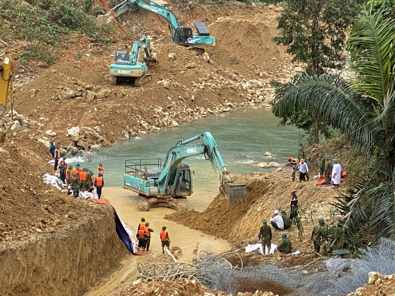 Ho&agrave;n th&agrave;nh đắp đập ngăn d&ograve;ng R&agrave;o Trăng để t&igrave;m kiếm 12 người mất t&iacute;ch - Ảnh 1.