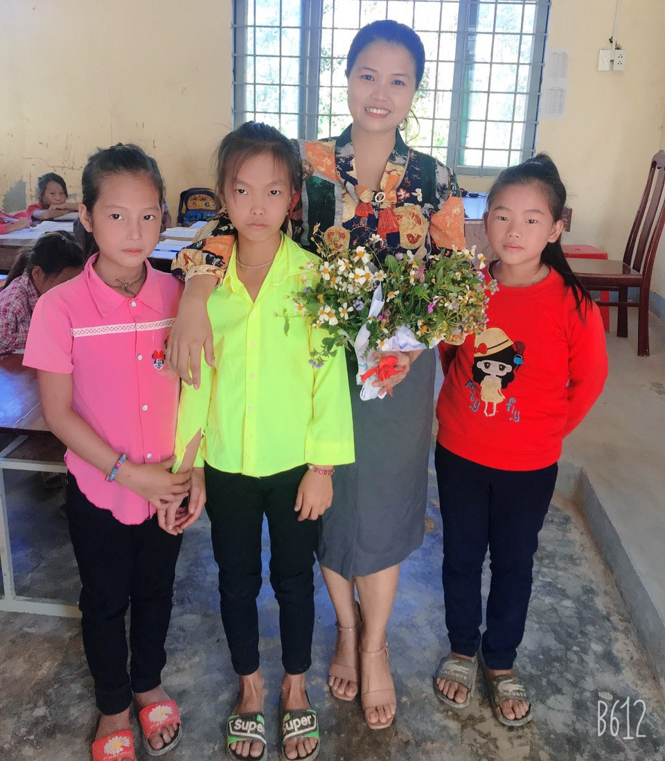 Xúc động những bó hoa dại tặng thầy cô nơi Cổng Trời - Ảnh 1.