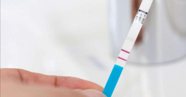 Cha mẹ phát hiện “chuyện động trời” của con gái từ que thử thai