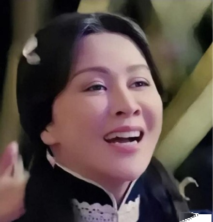 Ở tuổi 52, Lưu Gia Linh bị n&eacute;m đ&aacute; khi h&oacute;a th&acirc;n th&agrave;nh thiếu nữ  - Ảnh 2.