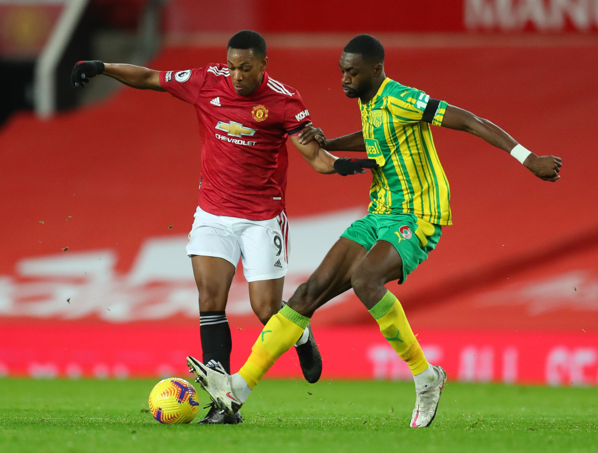 Tranh c&atilde;i nảy lửa phạt đền, Man United lần đầu v&agrave;o Top 10 - Ảnh 2.