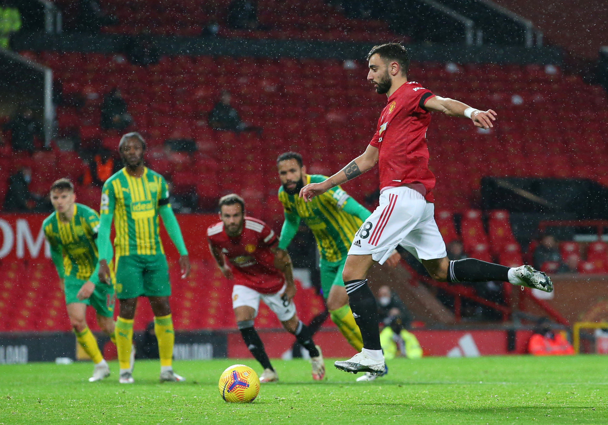 Tranh c&atilde;i nảy lửa phạt đền, Man United lần đầu v&agrave;o Top 10 - Ảnh 6.
