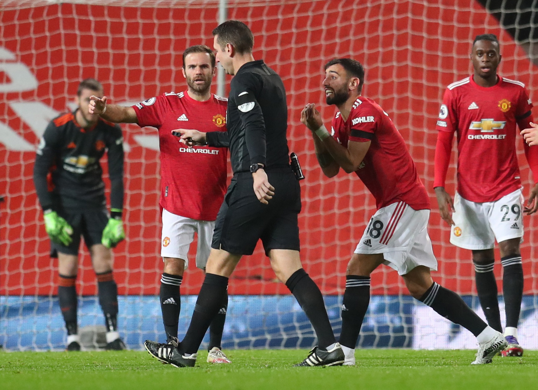 Tranh c&atilde;i nảy lửa phạt đền, Man United lần đầu v&agrave;o Top 10 - Ảnh 4.